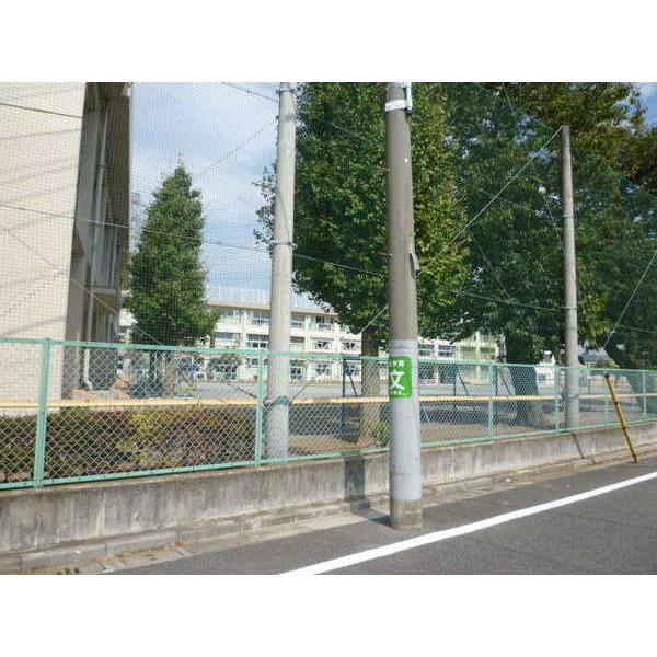 小学校　練馬区立大泉第六小学校（小学校）まで526m
