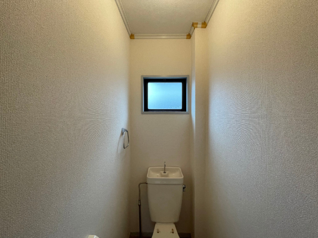 トイレ　トイレには窓があり換気ができます
