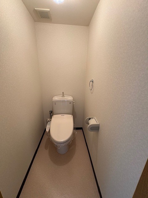 トイレ　同物件同タイプの別のお部屋の写真です