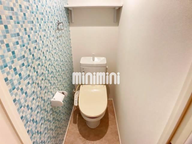 トイレ　嬉しい温水洗浄便座付きのトイレです。