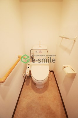 トイレ　落ち着いた色調のトイレです