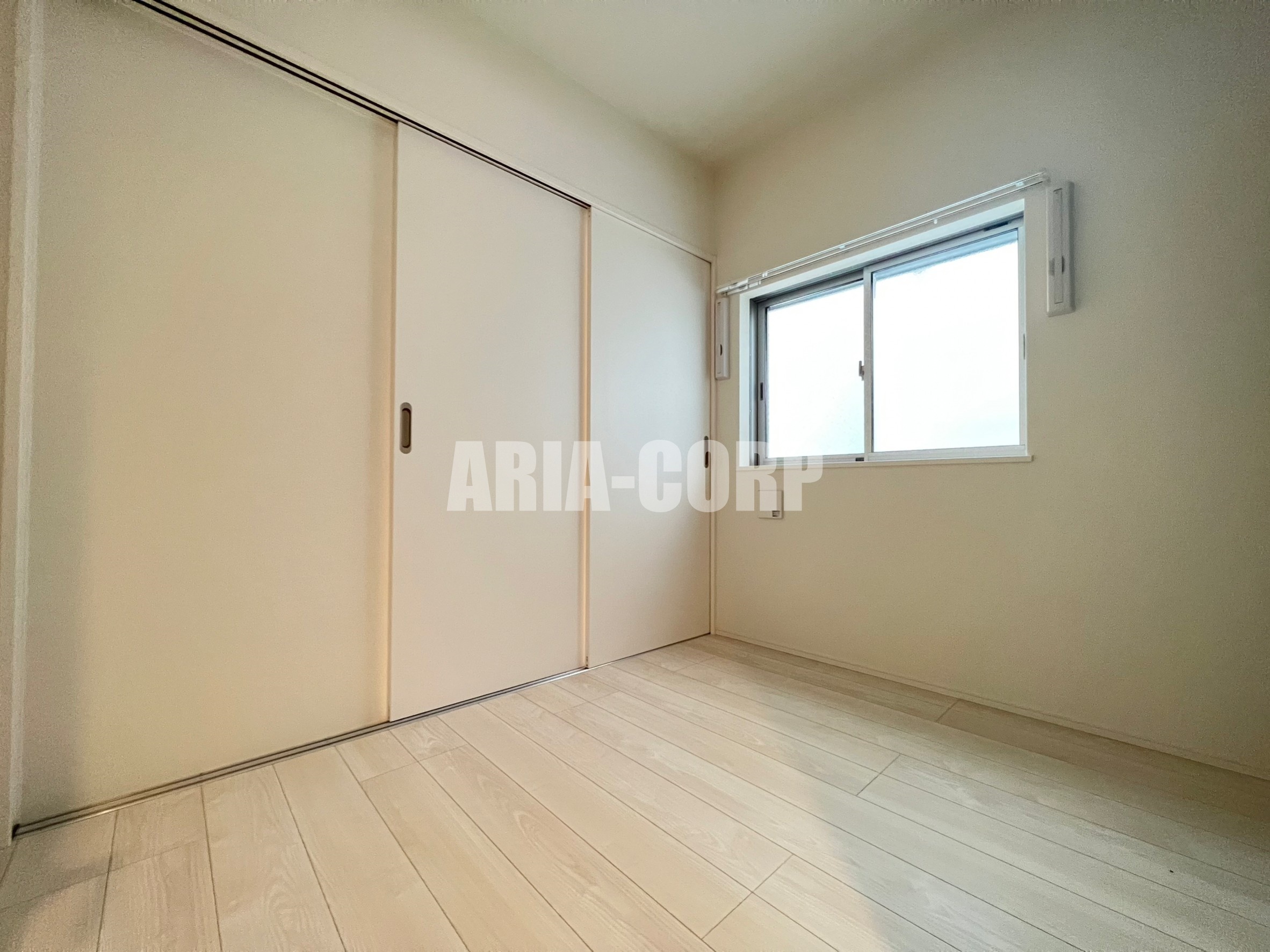 その他部屋・スペース　寝室。角部屋で小窓付きの明るいお部屋です！