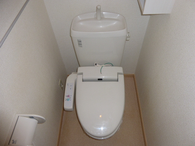 トイレ　嬉しい省エネエアコン付きです(＾＾♪