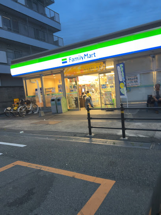 コンビニ　ファミリーマート（コンビニ）まで400m
