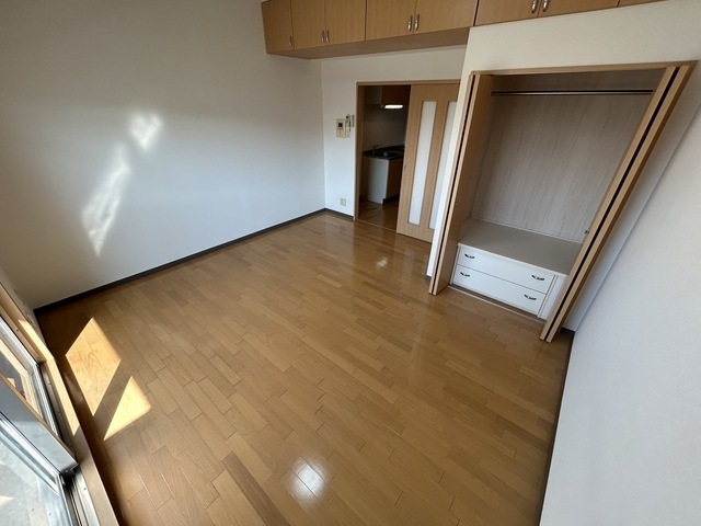 居室・リビング　※同建物・別号室の写真です
