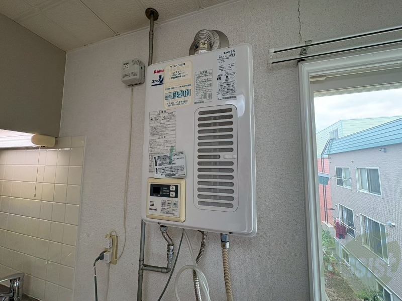 その他設備　こちらの給湯器でお湯をあたためてくれますよ