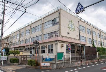 小学校　足立区立古千谷小学校（小学校）まで322m