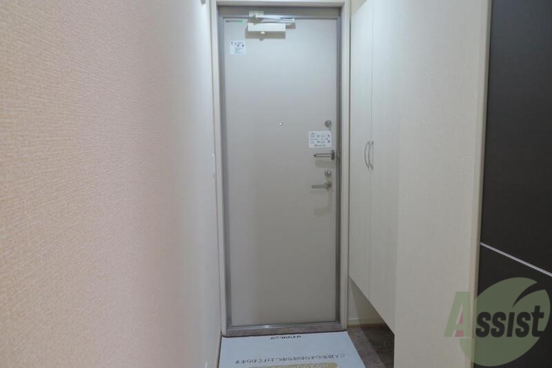 玄関　玄関には大き目のシューズボックスもあります