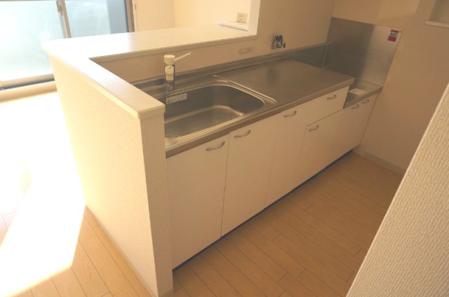 キッチン　同建物内の別室写真となります。
