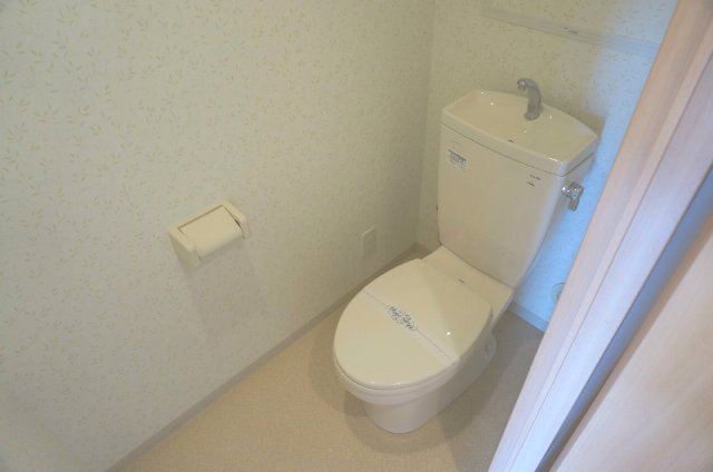 トイレ　同建物内の別室写真となります。