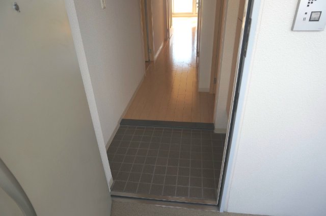 玄関　同建物内の別室写真となります。