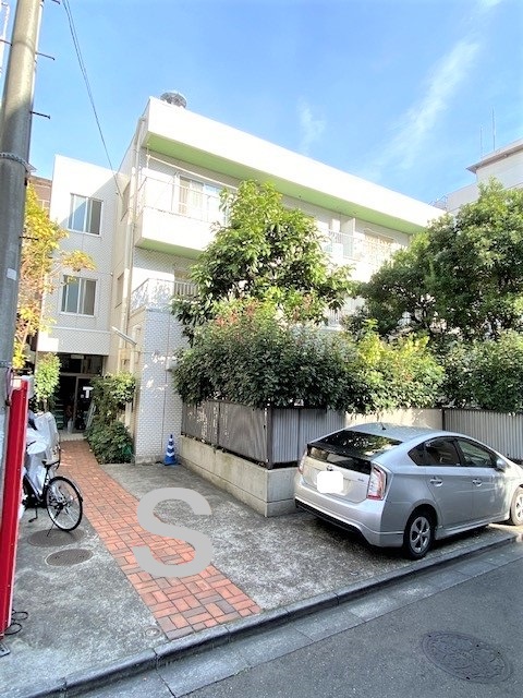 建物外観　閑静な住宅街で外観タイル張り。１台まで無料駐輪場。自動販売機