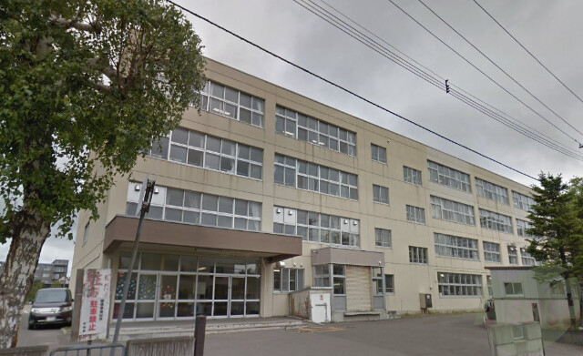 中学校　札幌市立琴似中学校（中学校）まで1613m