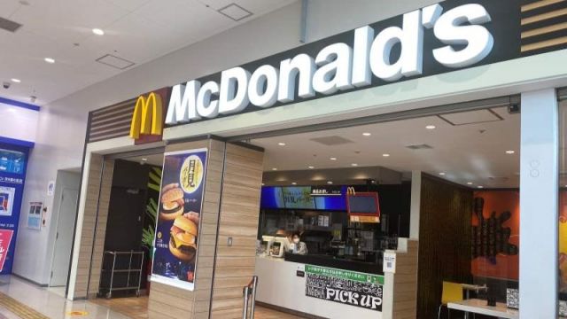 飲食店　マクドナルド 茨木藤の里エディオン店（飲食店）まで444m