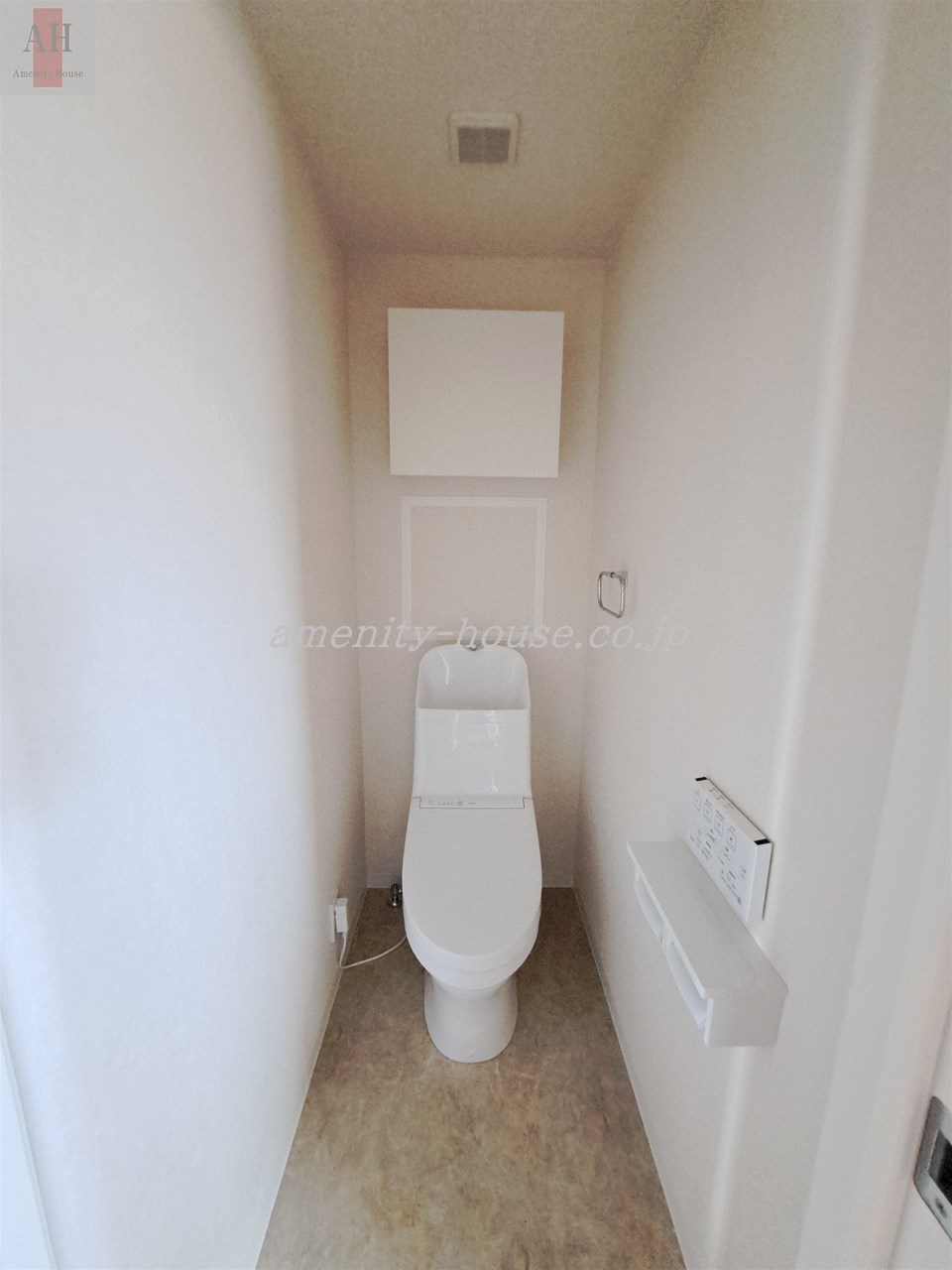 トイレ　●収納棚付きのトイレスペース♪