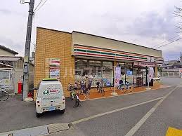 コンビニ　セブンイレブン足立西綾瀬3丁目店（コンビニ）まで298m