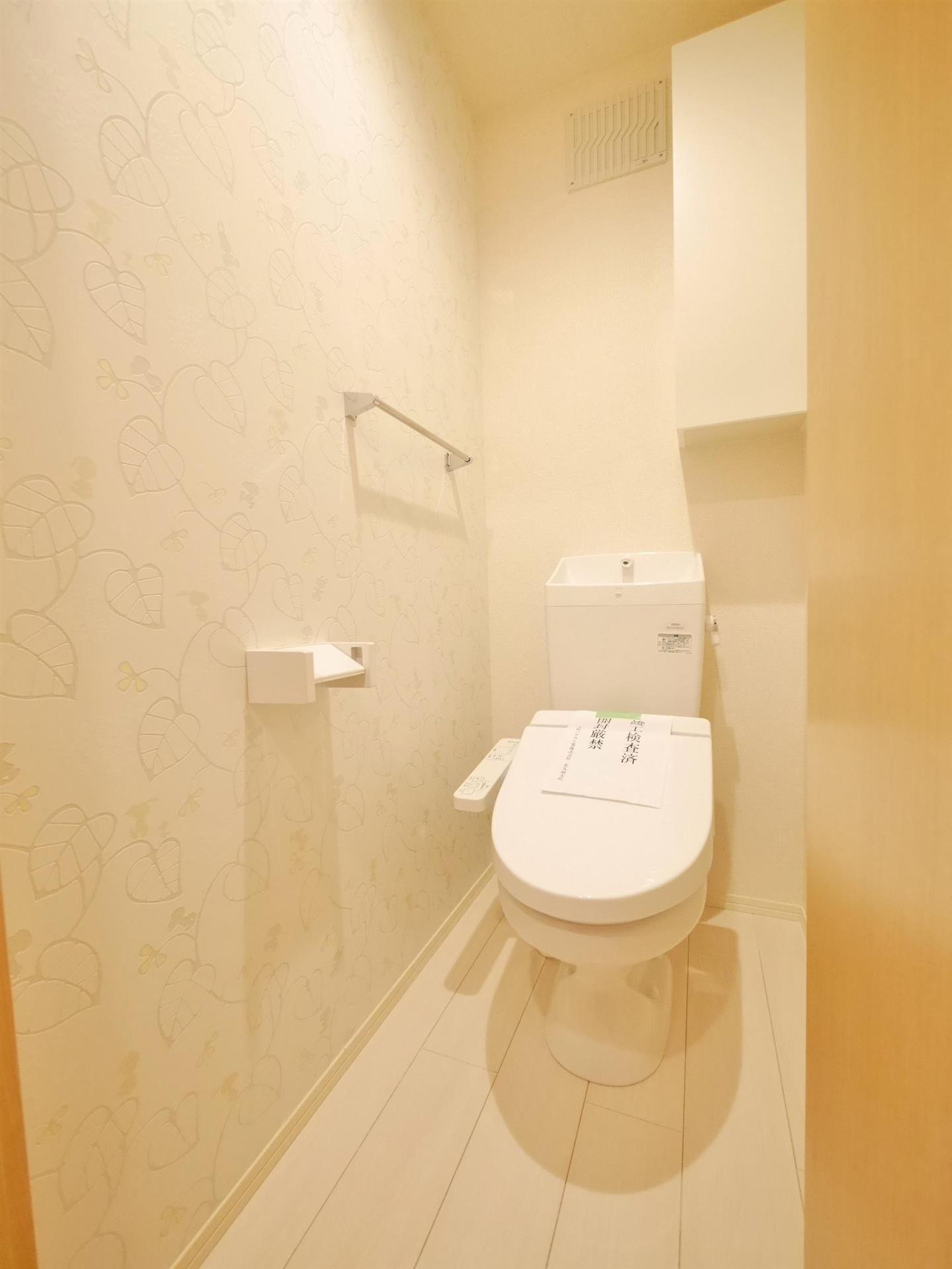 トイレ　壁紙がかわいらしいトイレです！！