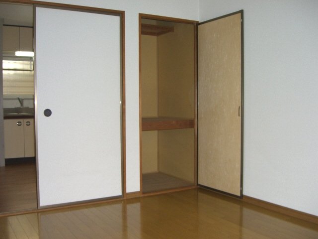 居室・リビング　各部屋収納つきです