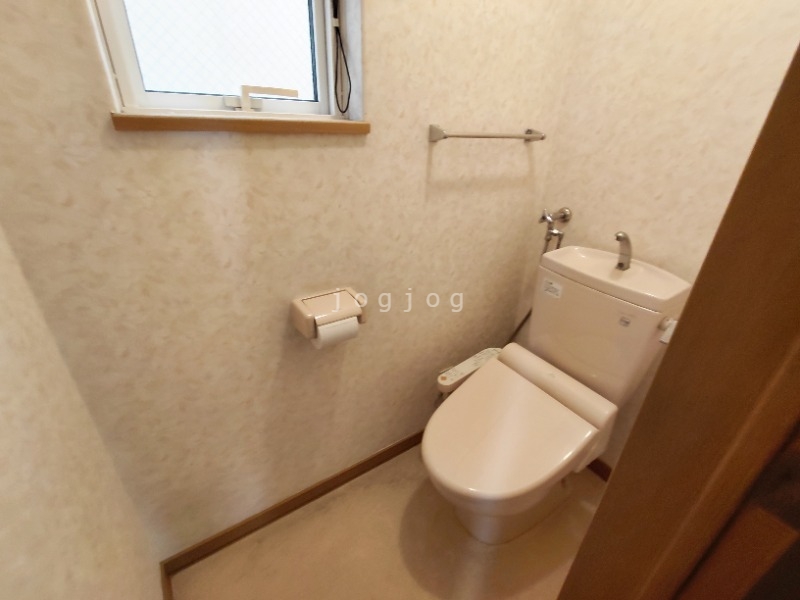 トイレ　嬉しい温水洗浄便座付きのトイレです。