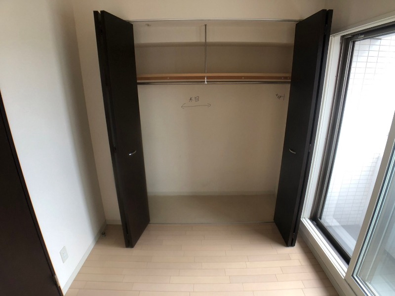収納　こちらの収納にはハンガーをかけて服もしまえますね。