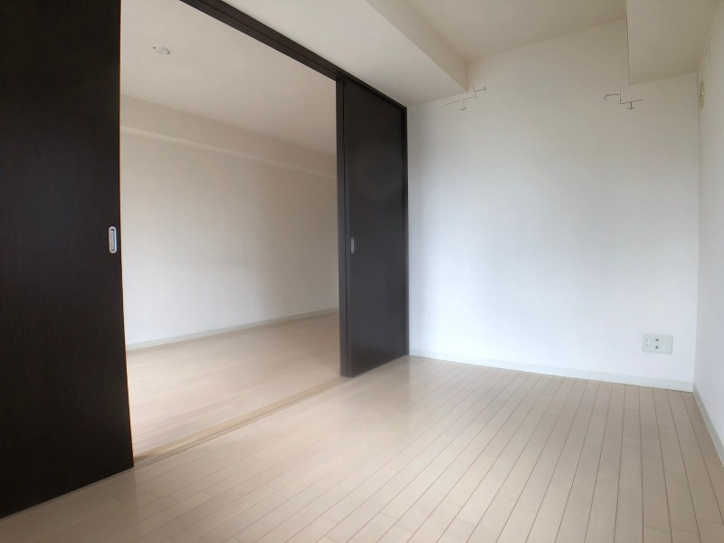 その他部屋・スペース　寝室はこちらです。光が差し込む、温かみのあるお部屋です。