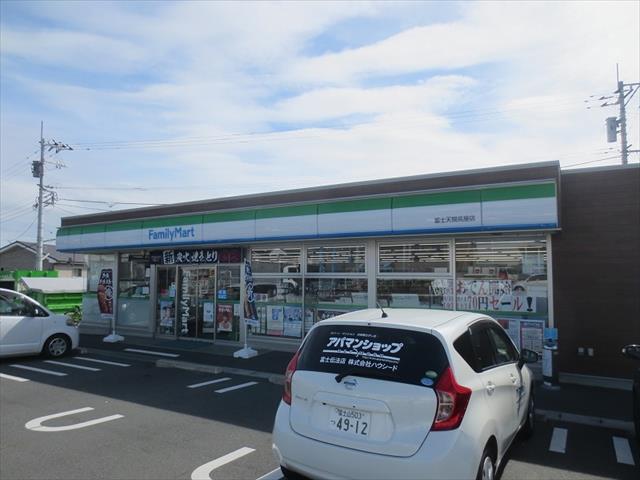 コンビニ　ファミリーマート（コンビニ）まで654m