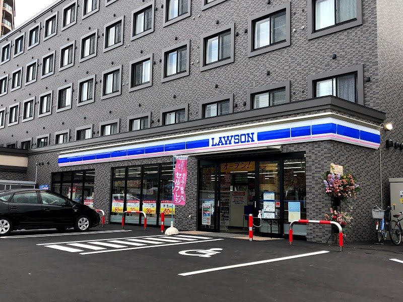 コンビニ　ローソン札幌月寒西2条八丁目店（コンビニ）まで242m