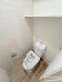 トイレ　人気アイテムの温水洗浄便座。清潔感のあるトイレです。