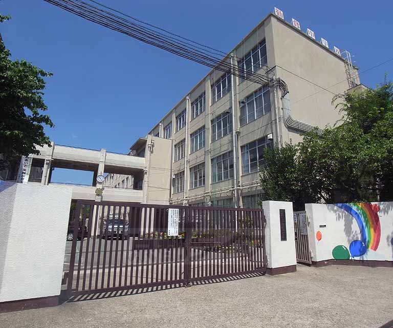 中学校　勧修中学校（中学校）まで268m