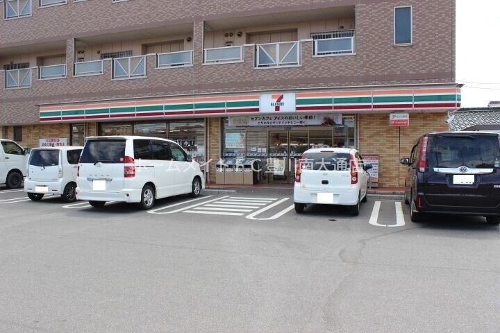 コンビニ　セブンイレブン豊橋新栄町店（コンビニ）まで71m