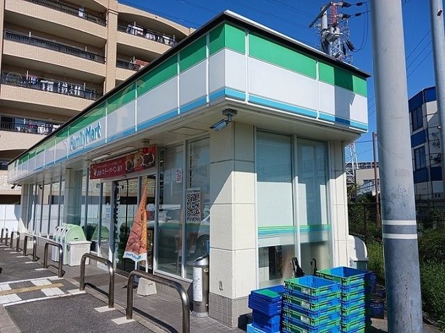 コンビニ　ファミリーマート様（コンビニ）まで390m