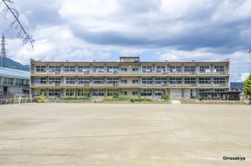 小学校　長野市立古里小学校（小学校）まで597m