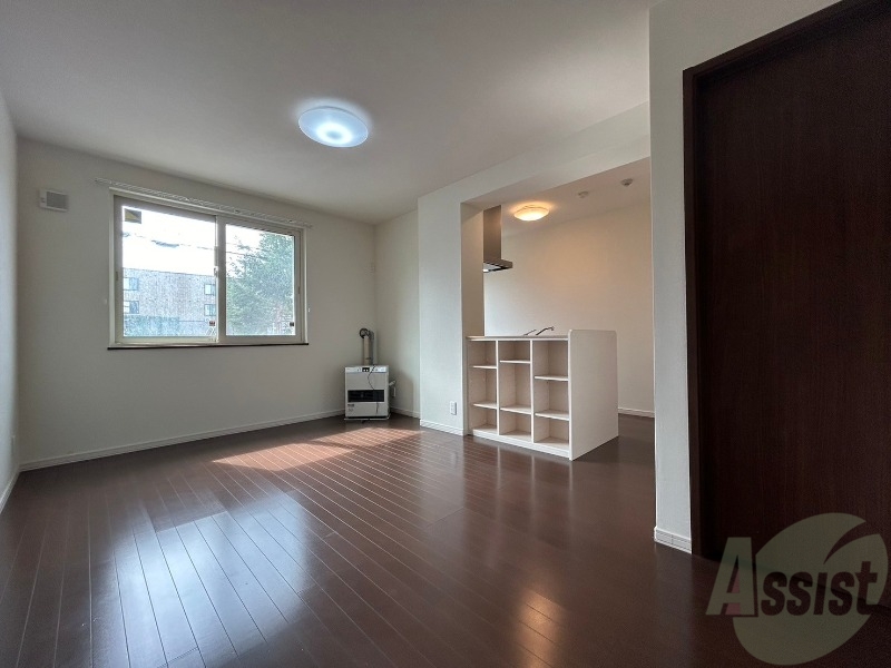 居室・リビング　木目のフローリングは落ち着きのある印象のお部屋になりますね。