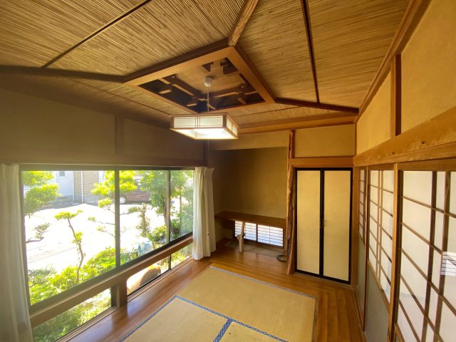 その他部屋・スペース　1階和室からは庭の盆栽も楽しめる