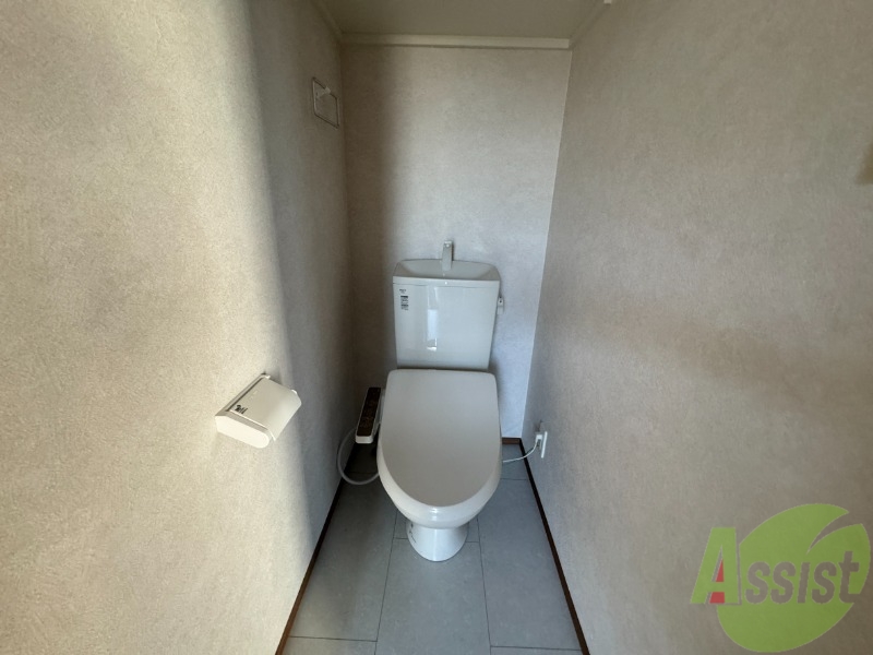 トイレ　トイレはウォシュレット機能付きです。安心して使用できますね。