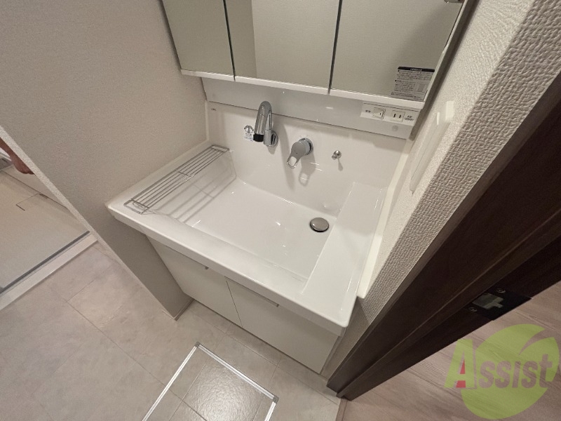 洗面設備　洗面台も綺麗で鏡も大きいためとても広々と使うことができます