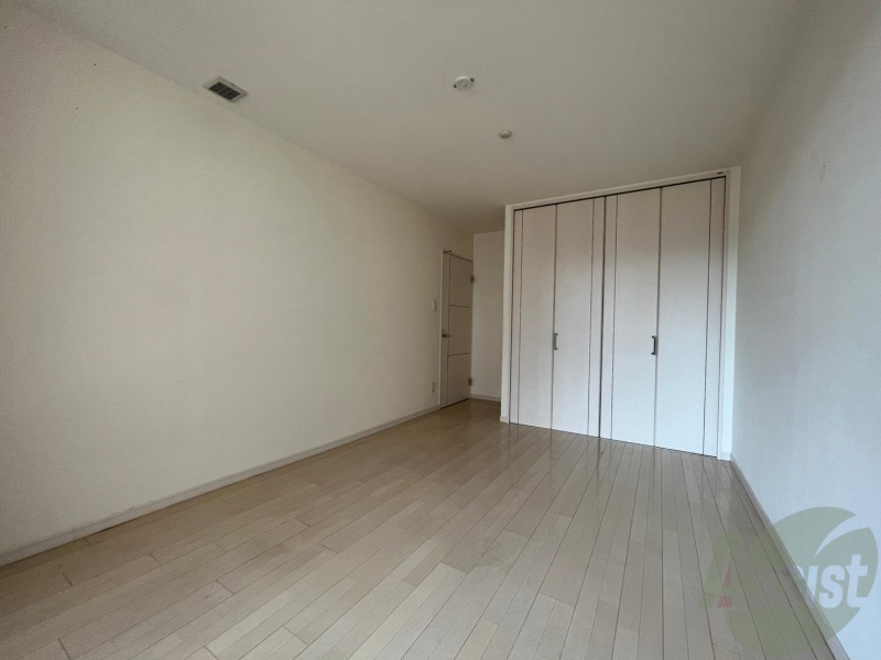 その他部屋・スペース　寝室はこちらです。光が差し込む、温かみのあるお部屋です。
