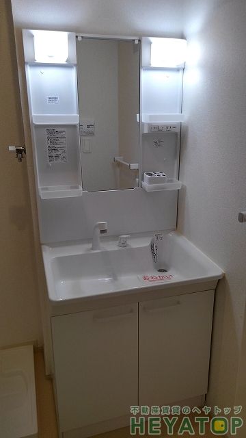 洗面設備　忙しい朝の身支度に便利なシャワー付き洗面化粧台