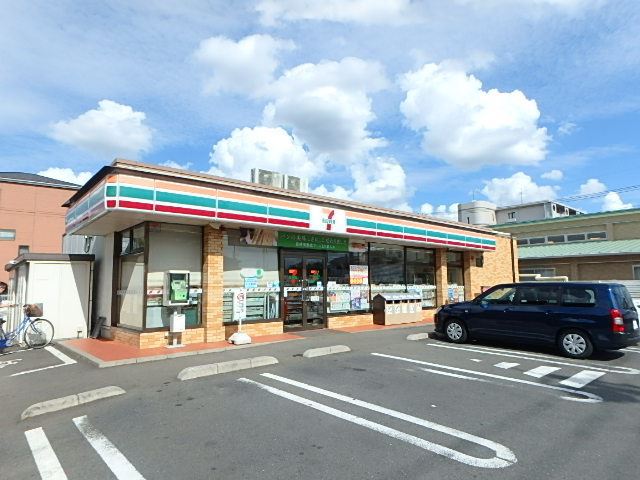 コンビニ　セブンイレブン（コンビニ）まで636m