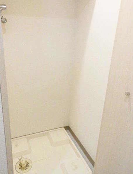 その他　★洗濯機置き場、扉付きで音も軽減★