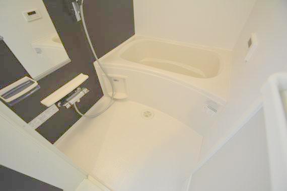 バス・シャワールーム　バスルームはトイレと別々で、広々としていますよ。