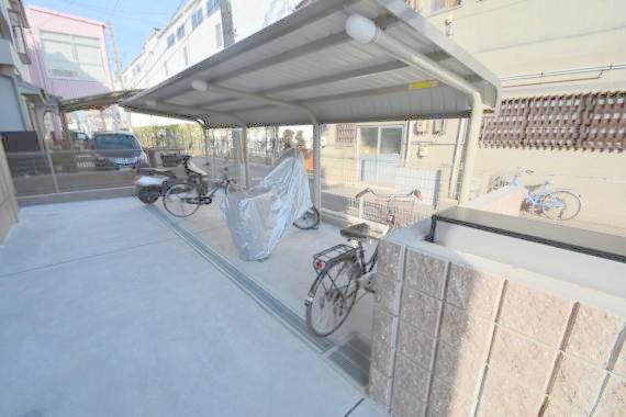 駐車場　敷地内には入居者専用の駐輪スペースもあります。
