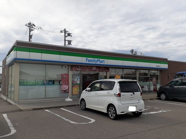 コンビニ　ファミリーマート 高岡問屋町店（コンビニ）まで555m