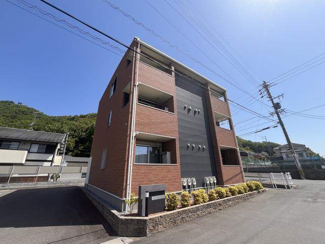 建物外観　３階建てのおしゃれな外観