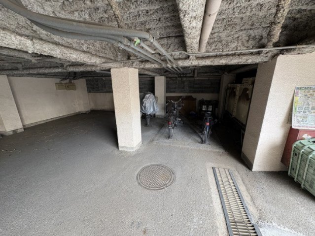 駐車場　屋根付き駐輪場です（バイク置き場要相談）