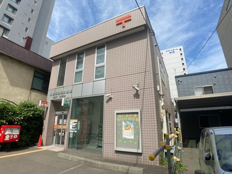 郵便局　札幌南四条郵便局（郵便局）まで482m