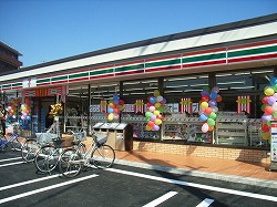コンビニ　セブンイレブン（コンビニ）まで202m