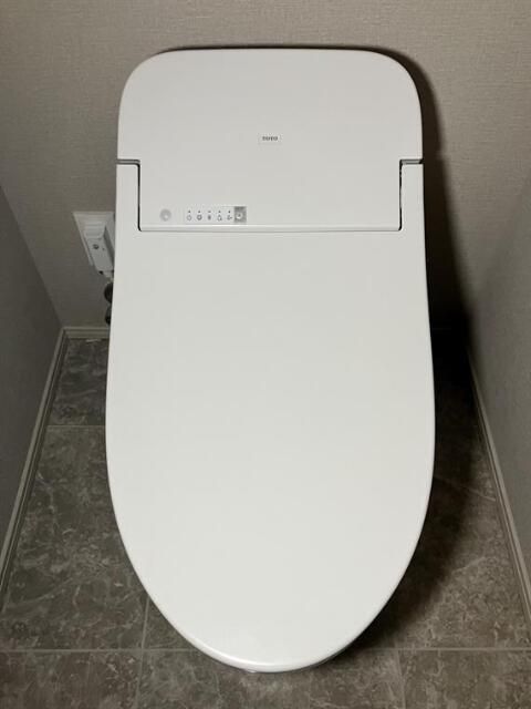 トイレ　落ち着いた色調のトイレです