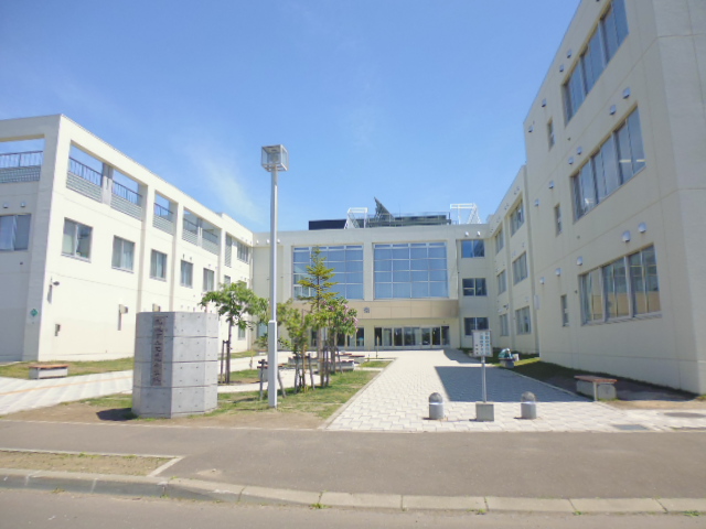中学校　札幌市立屯田北中学校（中学校）まで1817m