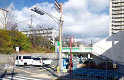 コンビニ　ファミリーマート 泉北晴美台三丁店（コンビニ）まで716m